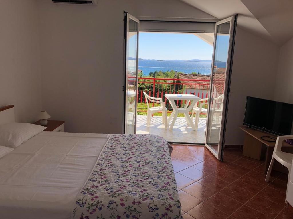 Francis Appartements Pakoštane Buitenkant foto